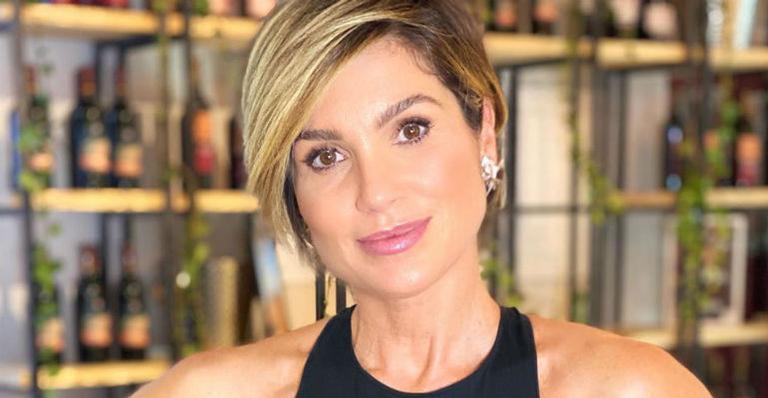 Flávia Alessandra mostra registro da juventude de maiô e choca web com corpão
