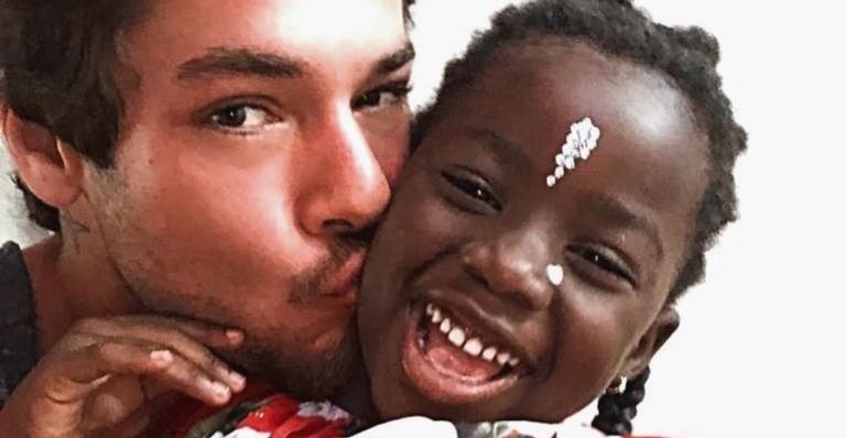 Giovanna Ewbank se derrete ao mostrar a filha, Titi, aprendendo a cozinhar com o tio