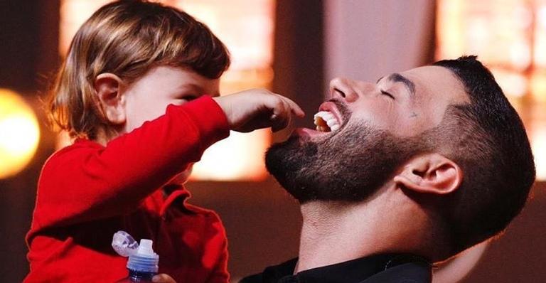 Gusttavo Lima se derrete ao ver o filho Gabriel, de 2 anos, tocando piano sozinho: ”Parabéns!”
