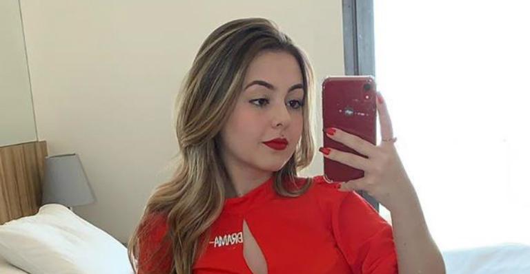 Klara Castanho exibe cinturinha de dar inveja e fãs elogiam: ”Rainha”