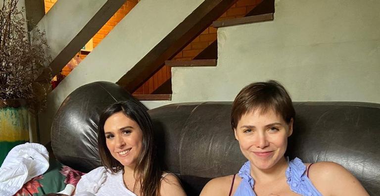 Leticia Colin e Tata Werneck surgem amamentando juntas e encantam a web: ”Perfeitas”