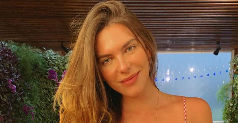 Mariana Goldfarb quase mostra demais em maiô cavado e eleva a temperatura