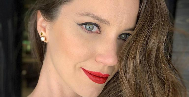 Nathalia Dill surge de cara lavada com seu animal de estimação e fãs elogiam