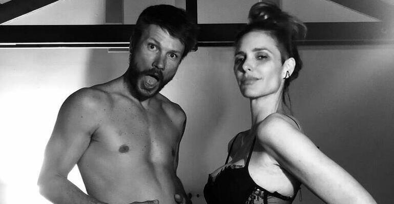 Grávida de novo? Fernanda Lima e Rodrigo Hilbert surgem com teste de gravidez e assustam fãs