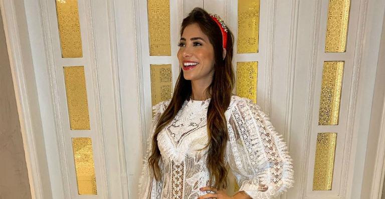 Grávida de 8 meses, Romana Novais exibe o barrigão e se declara para o futuro filho: ”Grudadinhos”