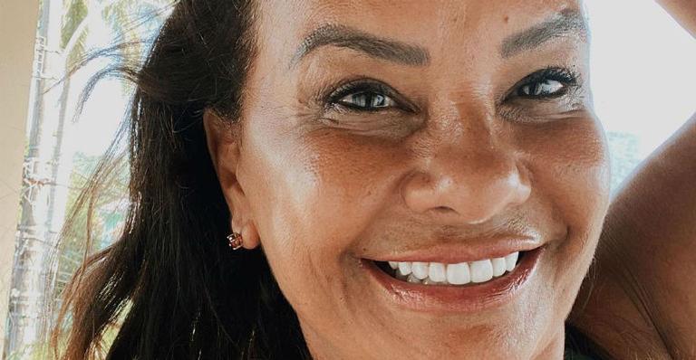 TBT: Solange Couto surge de biquíni a garupa de uma moto em clique antigo