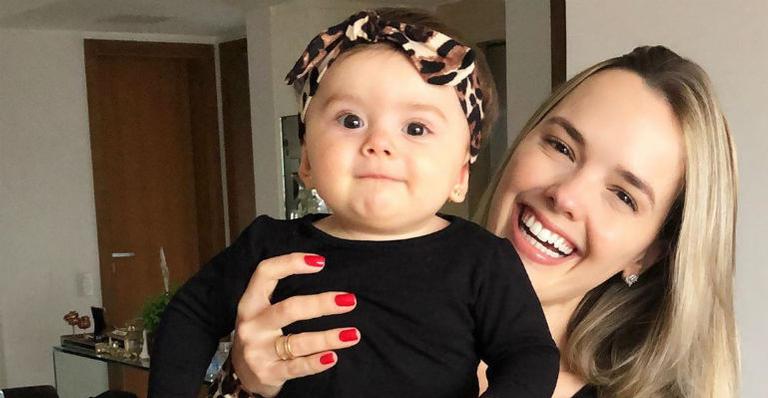 Em clima de Natal, Thaeme Mariôto veste a filha, Liz, com fantasia de elfa e encanta