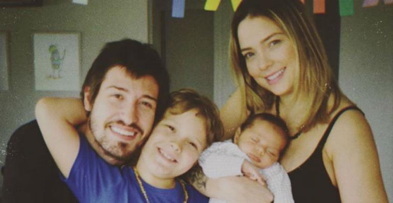 Vinicius Martinez, marido de Carol Dantas, flagra filho e desabafa: ”Melhor irmão mais velho”