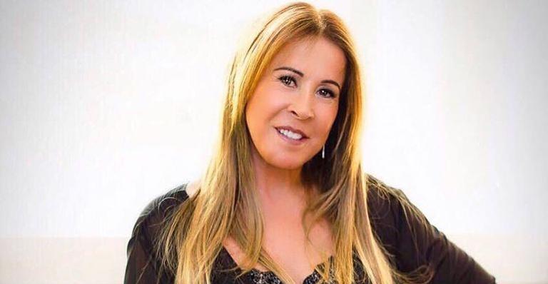 Zilu Camargo posa de minivestido e impressiona com decote poderoso