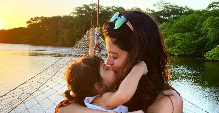 Carol Castro posa ao lado da filha em frente a um filtro dos sonhos gigante: ”Traz sorte”