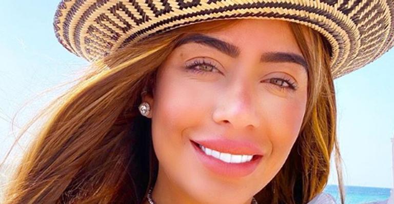 Estilosa, Rafaella Santos posa com camelo em Doha