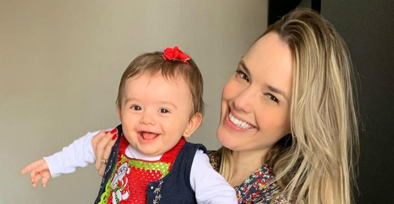 Filha de Thaeme Mariôto completa oito meses e cantora comemora: ”Meu grande amor”