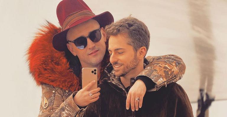 Paulo Gustavo completa 4 anos com o marido, Thales Bretas, e se declara: ”Especial demais”