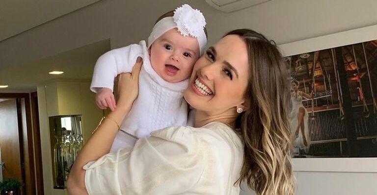 Thaeme Mariôto comemora 8 meses da filha e se surpreende com o tamanho: ”Ela cresceu”