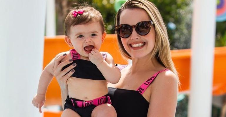 Em clima natalino, Thaeme Mariôto encanta ao mostrar a filha de 8 meses vestida de Mamãe Noel