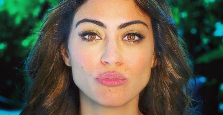 Carol Castro ostenta boa forma de biquíni e namorado se derrete: ”Ela é minha”