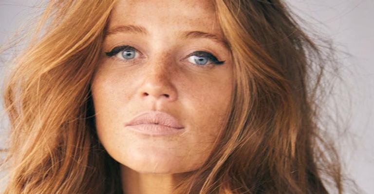No yoga, Cíntia Dicker surge de ponta cabeça e é elogiada: ”Até de cabeça pra baixo é linda”