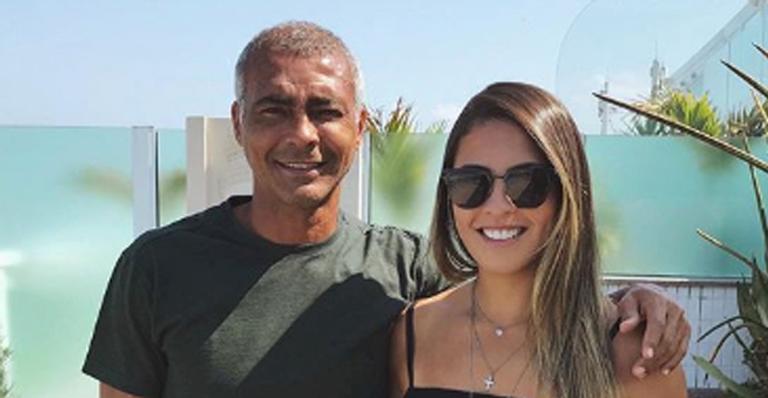 Filha de Romário posa de biquíni branco e corpão impressiona