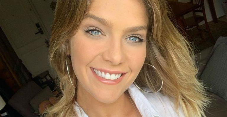 Isabella Santoni exibe decote e barriguinha chapada em clique belíssimo e web reage: ”Que corpo!”