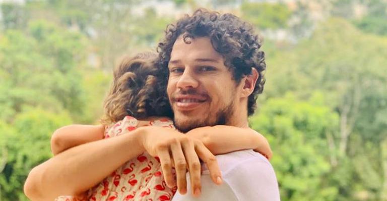 José Loreto explode fofurômetro ao virar fotógrafo da filha num dia de praia
