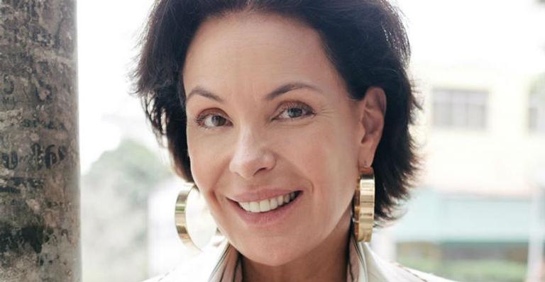 Aos 51 anos, Carolina Ferraz impressiona com corpão em clique de biquíni