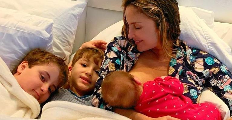 Claudia Leitte mostra a filha de 4 meses gargalhando ao brincar com o irmão, Rafael: ”Gostosura!”