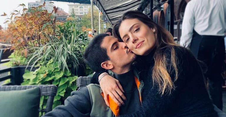 Enzo Celulari deixa seguidores boquiabertos com clique ao lado da namorada e se declara:”Parceira”