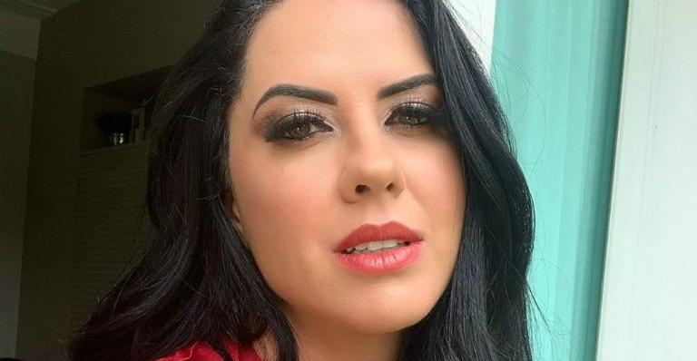 Graciele Lacerda eleva a temperatura exibindo piercing no umbigo em clique de biquíni