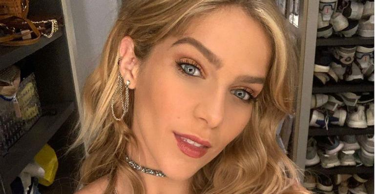 De biquíni, Isabella Santoni impressiona com boa forma: ”Botando o surf em dia”