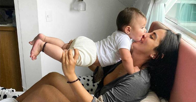 Jade Seba aparece descansando de biquíni mas Zion, seu filho, rouba a cena dormindo em seu colo