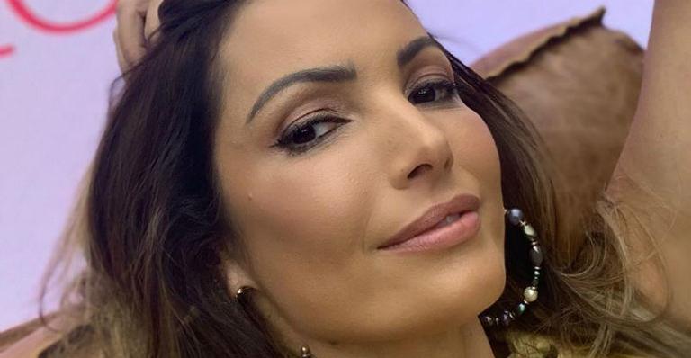 Aos 43 anos, Patricia Poeta eleva a temperatura ao posar de maiô e exibir o corpão