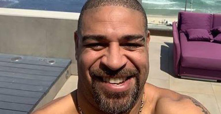 Adriano Imperador posa com novo affair e provoca na web: ”Quem tiver raiva morde”
