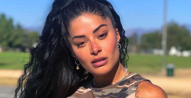 De biquíni de oncinha, Aline Riscado faz meditação dentro da água