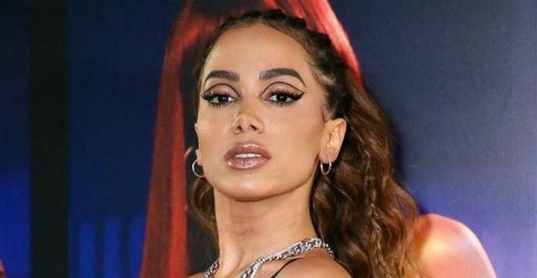 Anitta impressiona ao ostentar casaco de R$ 7 mil para esquiar nos EUA; Confira!