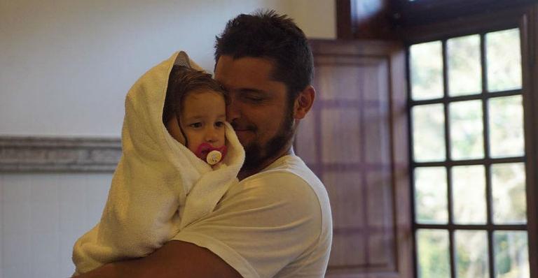 Madalena, filha de Bruno Gissoni, encanta a web ao mandar beijinho nas redes sociais do pai coruja