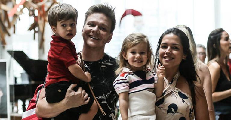 Filhos de Michel Teló e Thais Fersoza roubam a cena em passeio no shopping