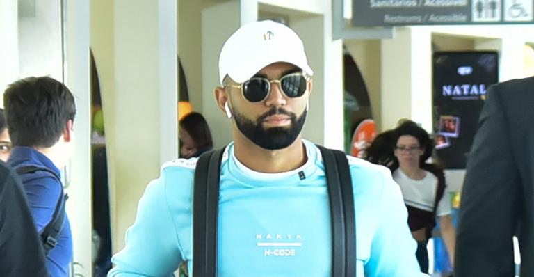 Gabigol é flagrado no aeroporto de São Paulo sem a namorada Rafaella Santos