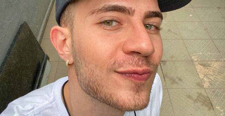Leo Picon arranca suspiros dos seguidores ao aparecer dando o primeiro banho sem seu gatinho