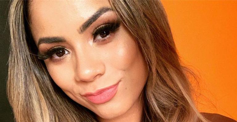 De biquíni, Lexa eleva a temperatura e recebe elogios: ”Deusa da perfeição”