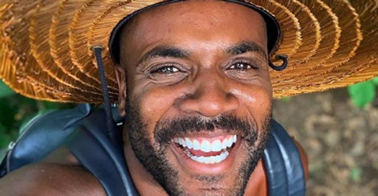 Rafael Zulu exibe barriga sarada em selfie e recebe elogios