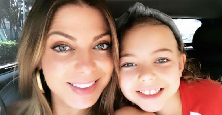 Sheila Mello faz ensaio fotográfico de Natal com a filha e beleza da herdeira chama a atenção