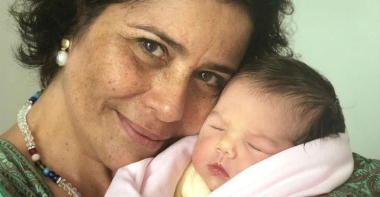 Mãe de Rafa Vitti se derrete pela netinha no mesversário: ”Dois meses de vida”