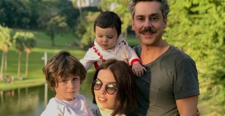 Alexandre Nero posa em clima de Natal ao lado da família e Bruna Marquezine surge na foto; entenda