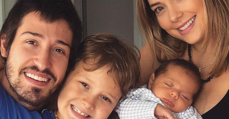 Carol Dantas aparece ao lado do marido, Vinicius Martinez, e dos filhos para desejar Feliz Natal