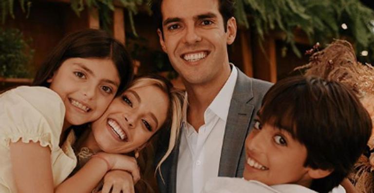 Em clima de Natal, Kaká compartilha clique em família: ”Celebrar”