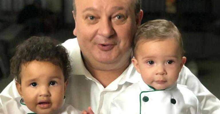 Em clique fofo, Erick Jacquin posa com a família e deseja um Feliz Natal aos seguidores