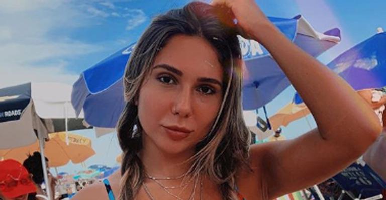 Filha de Renato Gaúcho, Carol Portaluppi, eleva a temperatura ao posar de biquíni