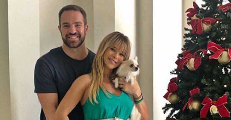 Grávida, Dany Bananinha posa com o namorado em clima de Natal: ”Milagre da vida”