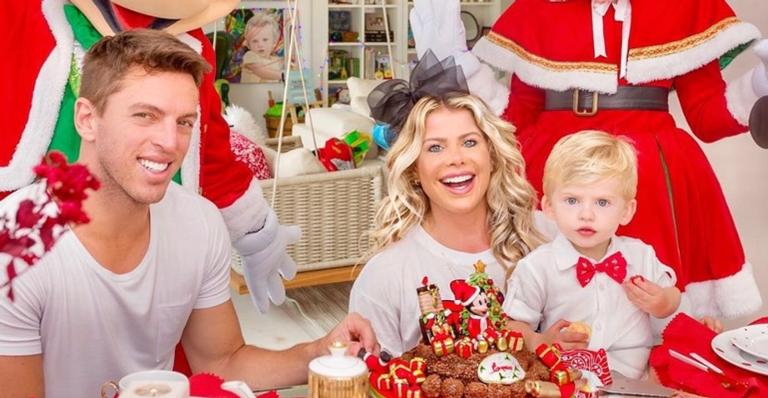Karina Bacchi mostra comemoração antecipada de Natal e look inusitado e fofo de Enrico rouba a cena