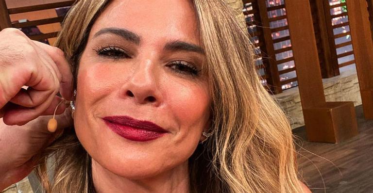 Luciana Gimenez arranca suspiros com ensaio fotográfico de Natal vestindo apenas lingerie vermelha